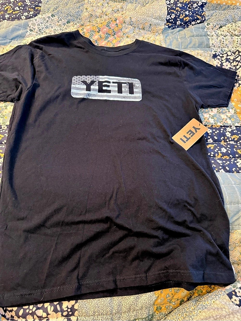 Yeti Flag Badge Short Sleeve T-Shirt Black Large NWT